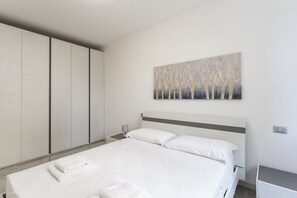 1 habitación, tabla de planchar con plancha y cuna de viaje