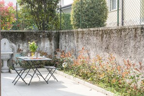Outdoor dining - 1 Bedroom Apartment in Desenzano del Garda (Desenzano del Garda)