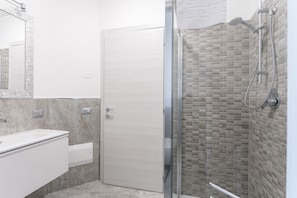 Regadera, secadora de cabello, bidet, toallas
