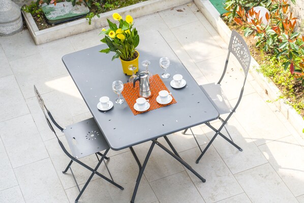 Outdoor dining - 1 Bedroom Apartment in Desenzano del Garda (Desenzano del Garda)
