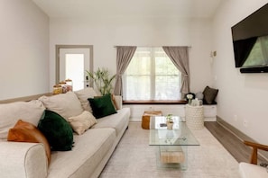 Smart TV - Luxe Bungalow in Downtown Decatur / 2BD 2 BA (Decatur)