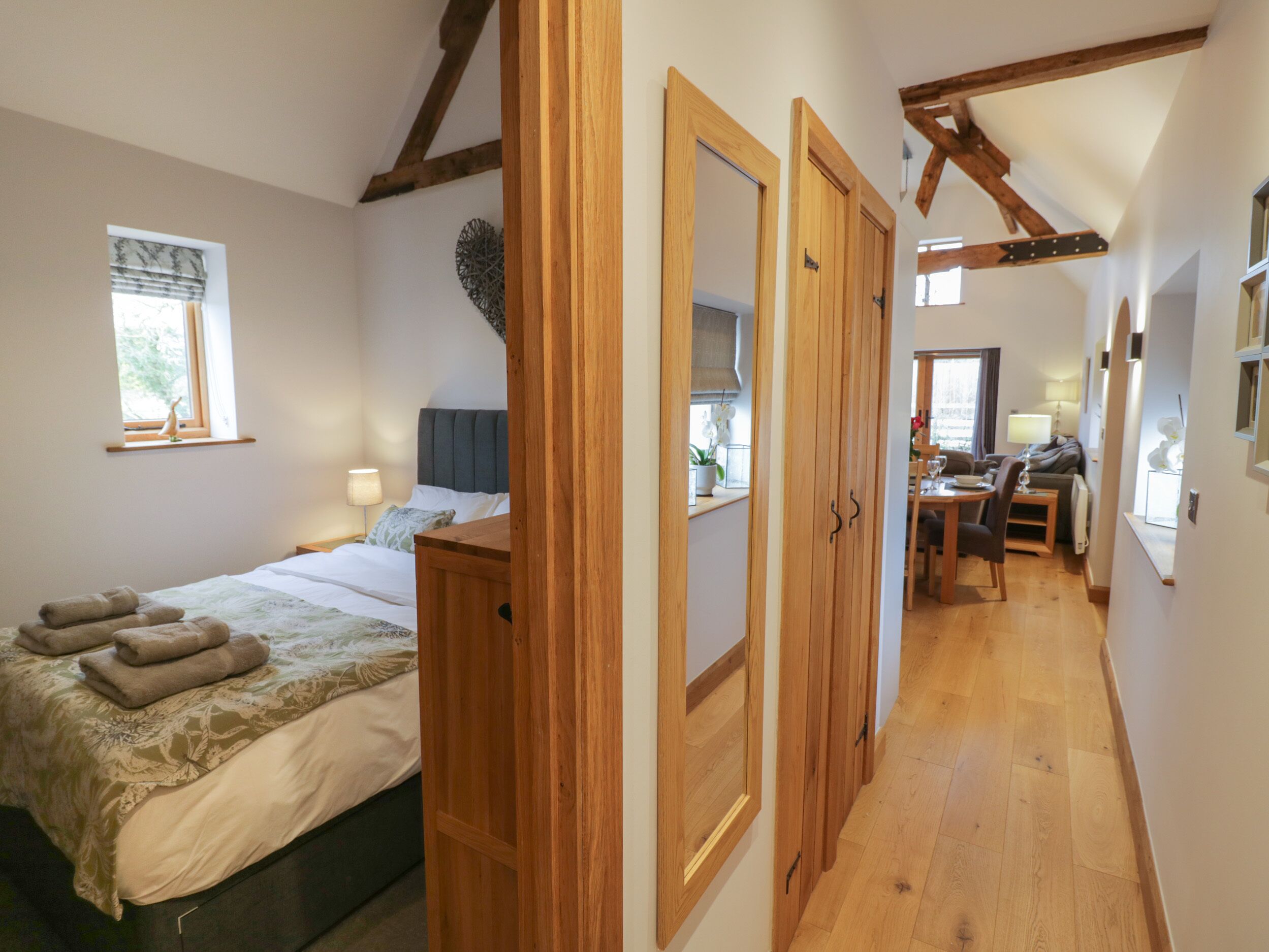 2 habitaciones, decoración personalizada y muebles diferentes 