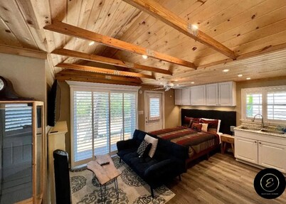 The Lake Alfred Citrus Wood Guest Cabin


