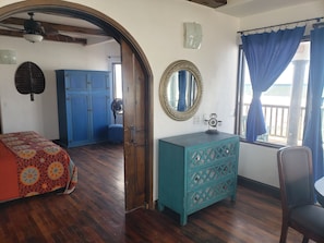 4 habitaciones, caja de seguridad en la habitación y escritorio 
