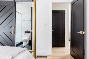 3 Schlafzimmer, Schreibtisch, Bügeleisen/Bügelbrett, Reisekinderbett