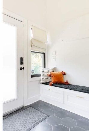 Interior - Luxe Modern Hideaway in Downtown Decatur - 1BR 1BA (Decatur)