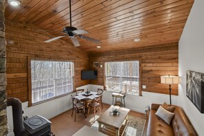 Smart TV, fireplace - Cozy Mountain Cabin  (Stanardsville)