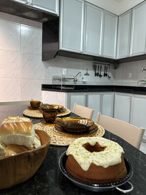 Kjøleskap, mikrobølgeovn, espressomaskin og hurtigmikser