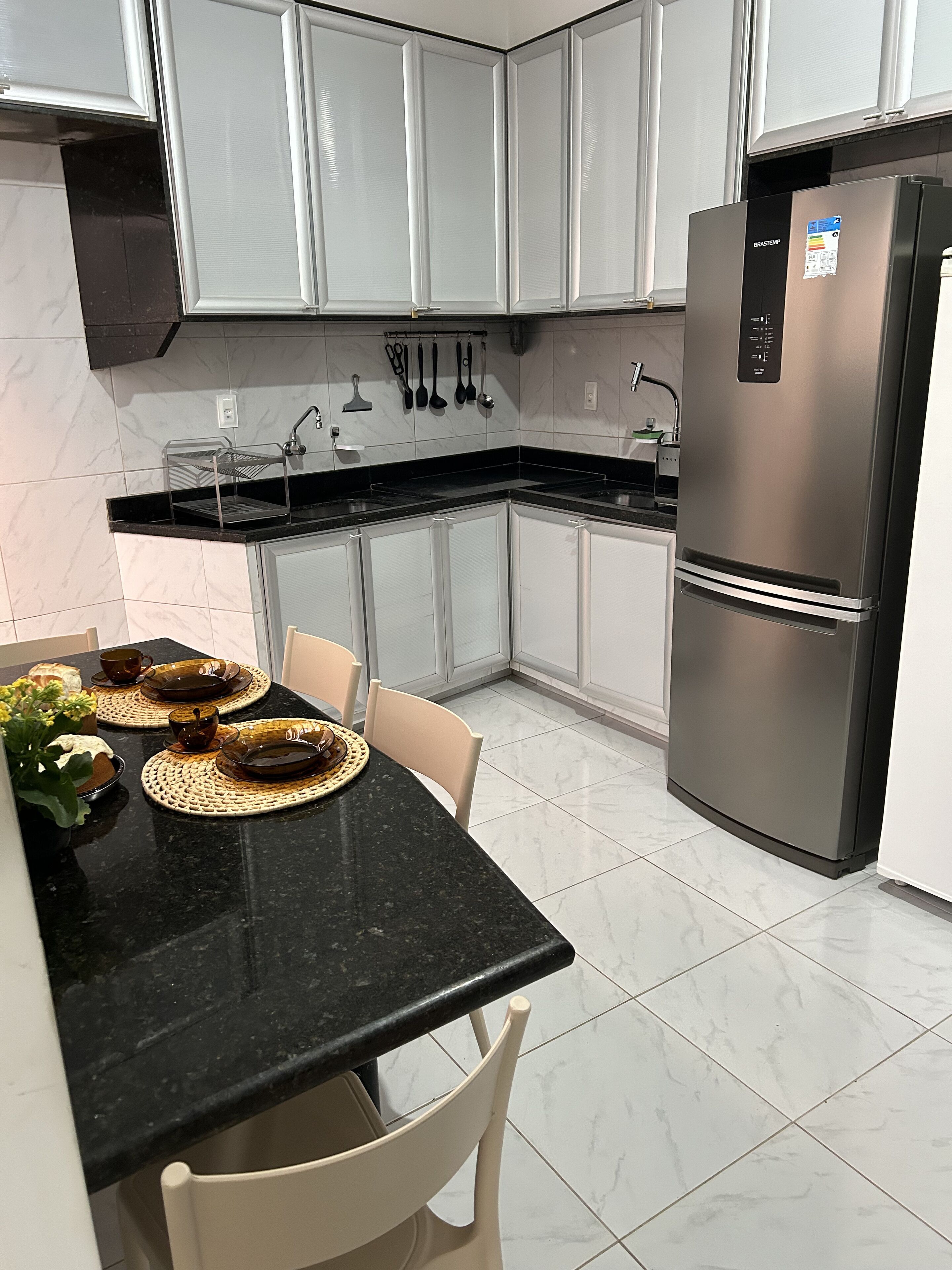 Kühlschrank, Mikrowelle, Espressomaschine, Mixer