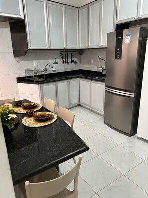 Refrigerador, microondas, cafetera de espresso y licuadora