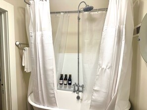 Handtücher, Seife, Shampoo, Toilettenpapier