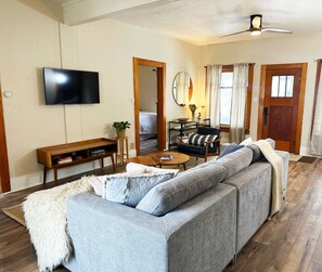 Smart TV, chimenea, videojuegos