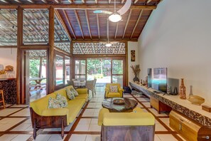 Living area - Surf Camp com Piscina Para 7 Pessoas Pertoda Praia da Concha. Aceitamos Pet (Itacaré)