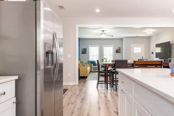 Interior - Contemporary Decatur Oasis - 3 BDS / 2 BA (Decatur)