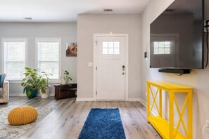 Smart TV, books, computer monitors - Contemporary Decatur Oasis - 3 BDS / 2 BA (Decatur)