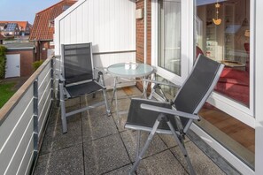 Outdoor dining - Ferienwohnung Erika - Möwenweg 1e offers you a cozy and comfortable accommodation in a quiet location, ideal for a relaxing vacation at the North Sea. Enjoy short distances to the beach and excursion destinations as well as relaxing days in pleasant... (Norddeich)
