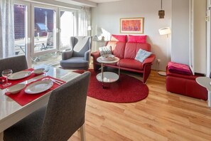 Living area - Ferienwohnung Erika - Möwenweg 1e offers you a cozy and comfortable accommodation in a quiet location, ideal for a relaxing vacation at the North Sea. Enjoy short distances to the beach and excursion destinations as well as relaxing days in pleasant... (Norddeich)