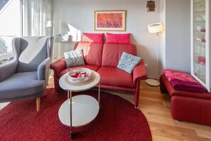 Living area - Ferienwohnung Erika - Möwenweg 1e offers you a cozy and comfortable accommodation in a quiet location, ideal for a relaxing vacation at the North Sea. Enjoy short distances to the beach and excursion destinations as well as relaxing days in pleasant... (Norddeich)