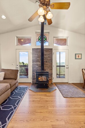 Smart TV, fireplace - Cedar Mesa Birds Nest
 (Mancos)