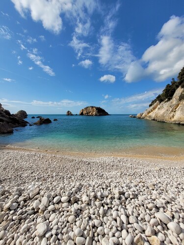 Ruhige, Gemütliche Ferienwohnung mit Terrasse, Parkplatz und Meerblick in Utjeha