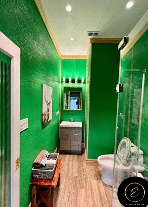 Dusj, hårføner, håndklær og såpe