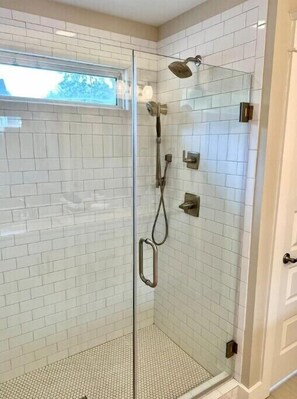 Shower, hair dryer, towels, toilet paper - 10 Beds, 3/3, 5 min to Downtown, Great for groups
 (Nashville)
