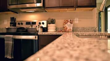 Fridge, oven, stovetop