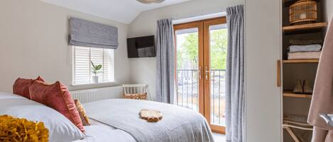 1 bedroom, desk, iron/ironing board, WiFi