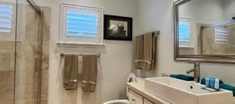 THE SIGNATURE ORANGE GROVE KING SUITE

