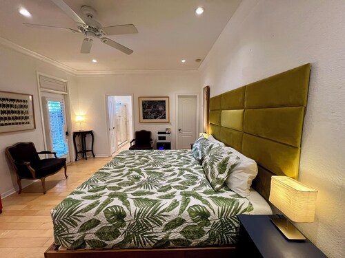 THE SIGNATURE ORANGE GROVE KING SUITE

