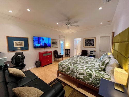 THE SIGNATURE ORANGE GROVE SUITE


