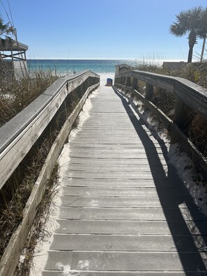 Beach - BOOK HERE FOR FALL FUN!! FREE BEACH SHUTTLE! GORGEOUS VIEWS! THE PALMS 11011 (Destin)