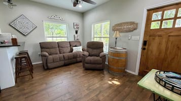 Een smart-tv en boeken