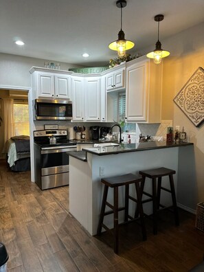 Jääkaappi, mikroaaltouuni, uuni, liesi