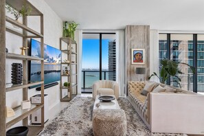 Smart TV, estéreo, monitor de computadora y impresora 