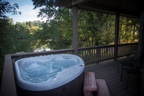 Hot Tub Cabin- In the Heart of Shawnee Wine Trail