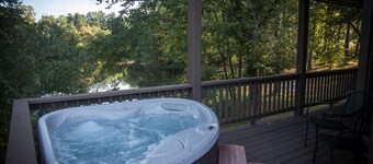 Hot Tub Cabin- In the Heart of Shawnee Wine Trail