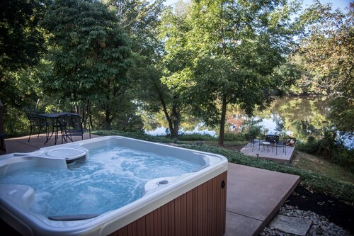 Hot Tub Cabin- In the Heart of Shawnee Wine Trail