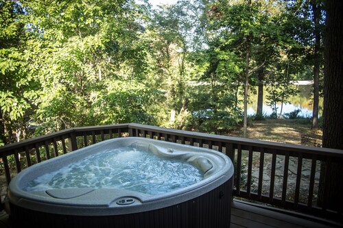 Hot Tub Cabin- In the Heart of Shawnee Wine Trail
