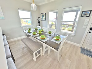 Dining - New beach house 1 block from ocean w expansive island views (Freeport)