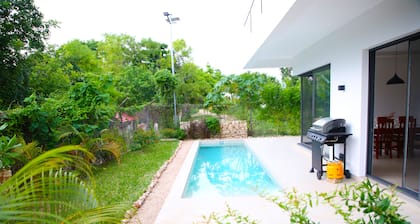 Oceanside villa with unencumbered views, serene lap pool-10 min to Safari Blue.