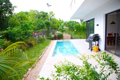 Oceanside villa with unencumbered views, serene lap pool-10 min to Safari Blue.