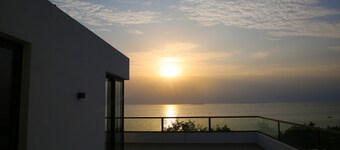 Oceanside villa with unencumbered views, serene lap pool-10 min to Safari Blue.