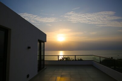 Oceanside villa with unencumbered views, serene lap pool-10 min to Safari Blue.