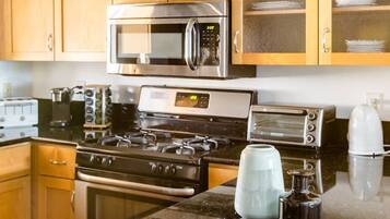 Refrigerador, microondas, horno y parrilla de estufa