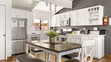 Een koelkast, een magnetron, een oven, een kookplaat