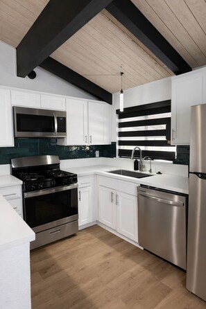 Kjøleskap, mikrobølgeovn, ovn og kokeplater