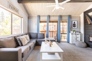 TV, fireplace - Feet Away From Slopes Cozy Snow Summit Cabin (Big Bear Lake)