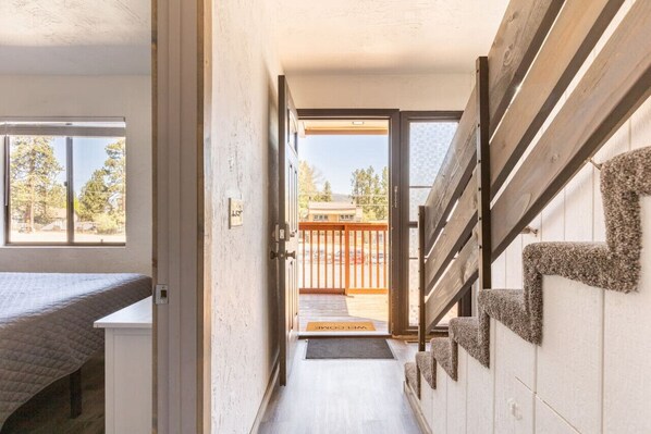 2 bedrooms, iron/ironing board, WiFi, bed sheets - Feet Away From Slopes Cozy Snow Summit Cabin (Big Bear Lake)