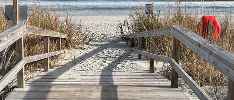 Ligstoelen aan het strand, strandlakens